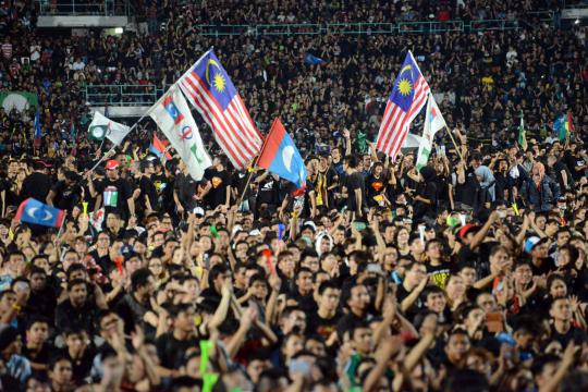 Puluhan ribu pendukung Anwar Ibrahim protes hasil pemilu