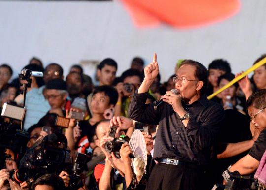 Puluhan ribu pendukung Anwar Ibrahim protes hasil pemilu