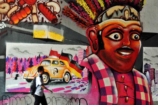 Sindiran mural para seniman di bawah jembatan Dukuh Atas