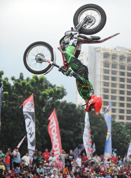 Atraksi freestyle ramaikan acara Oto Bursa 'Tumplek Blek' 2013