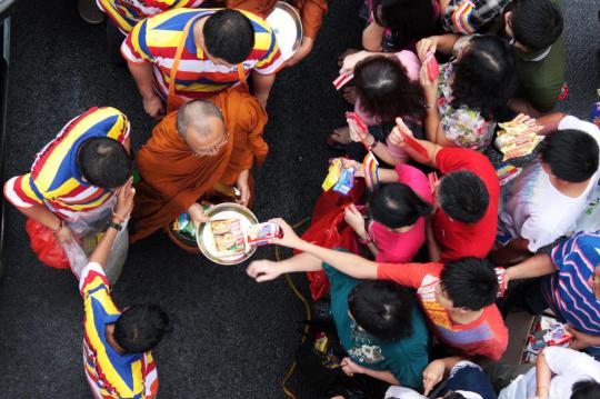 Jelang Waisak, umat Budha serahkan 'Derma' kepada biksu