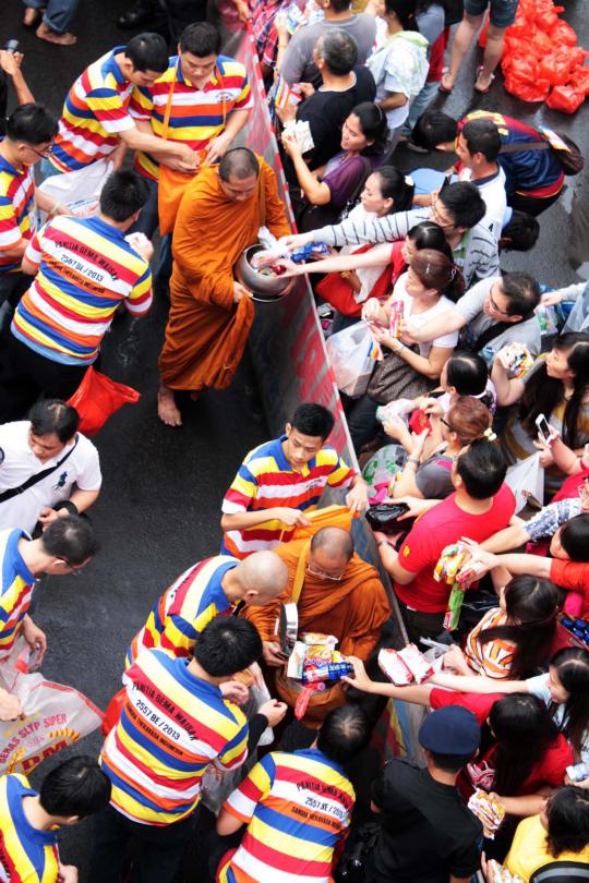 Jelang Waisak, umat Budha serahkan 'Derma' kepada biksu