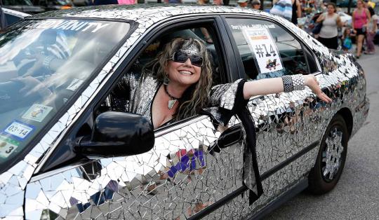 Para wanita seksi ramaikan parade mobil hias Texas