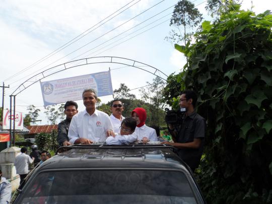 Cagub Jateng Ganjar kampanye blusukan ke lereng Gunung Slamet