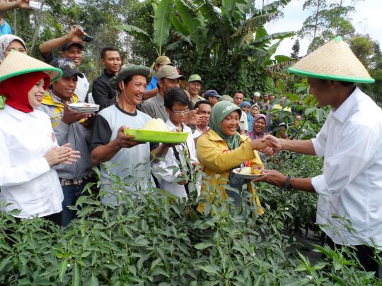 Cagub Jateng Ganjar kampanye blusukan ke lereng Gunung Slamet