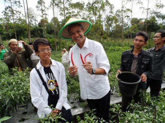 Cagub Jateng Ganjar kampanye blusukan ke lereng Gunung Slamet