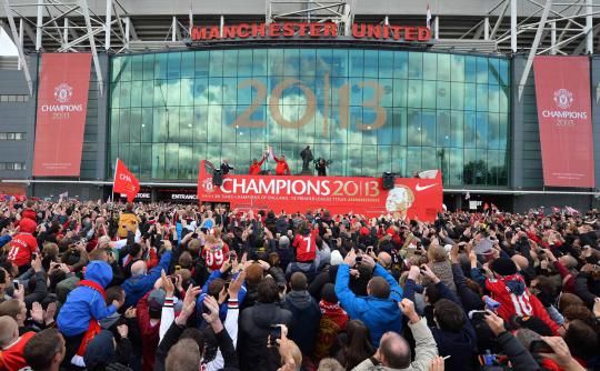 Sorak-sorai ratusan suporter iringi parade kemenangan MU