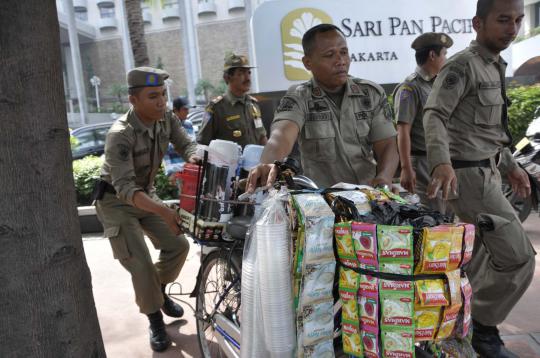 Satpol PP razia PKL di kawasan Monas