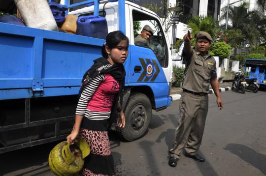 Satpol PP razia PKL di kawasan Monas