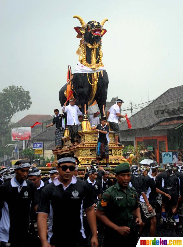 Foto : Ratusan warga iringi upacara ngaben Tjokorda Ngurah 