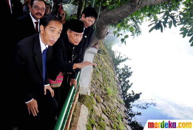 Foto : Jokowi lantik wali kota Jaksel di tepi Setu Babakan 