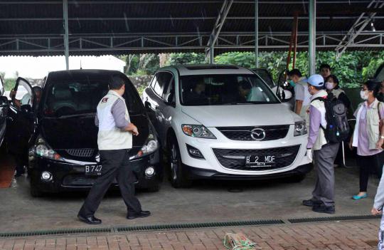 KPK sita enam mobil mewah Luthfi Hasan di PKS