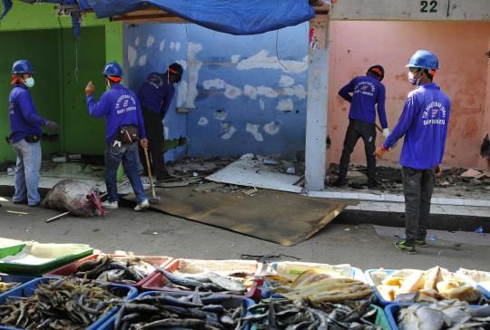 Puluhan kios pedagang di Stasiun Pasar Minggu dibongkar