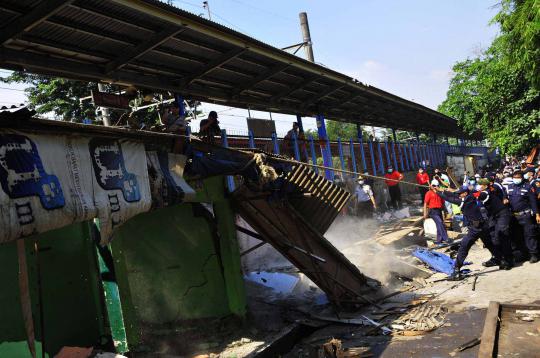 Puluhan kios pedagang di Stasiun Pasar Minggu dibongkar