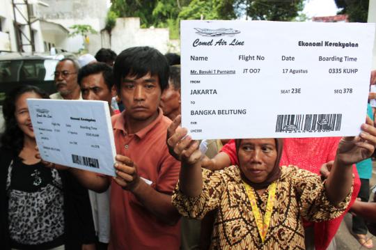 Belasan warga Pluit bawakan tiket pulang kampung Ahok