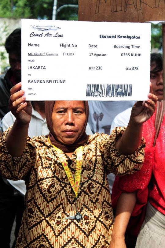 Belasan warga Pluit bawakan tiket pulang kampung Ahok