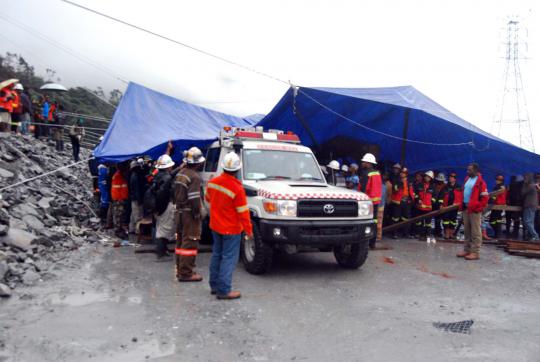 Proses evakuasi korban longsor Freeport 