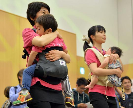 Puluhan wanita goyang samba sambil gendong anak