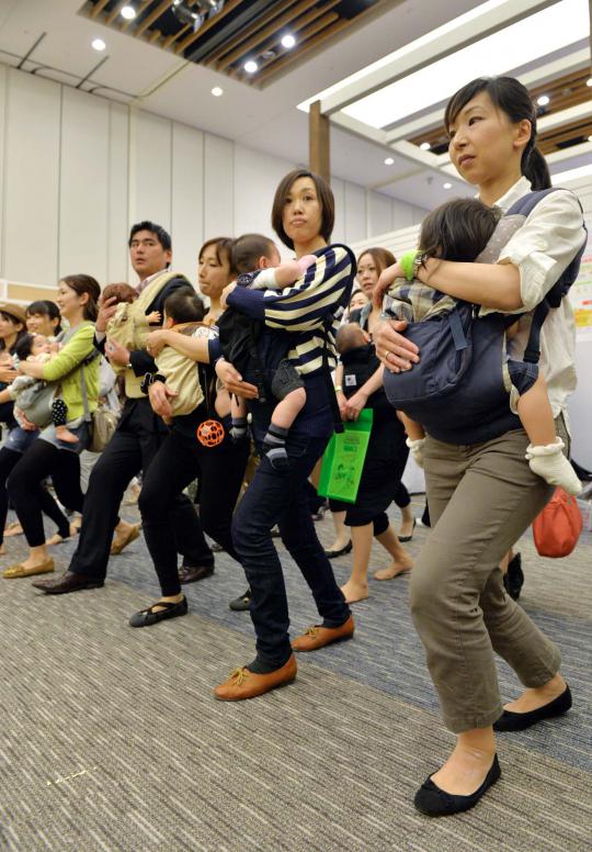 Puluhan wanita goyang samba sambil gendong anak