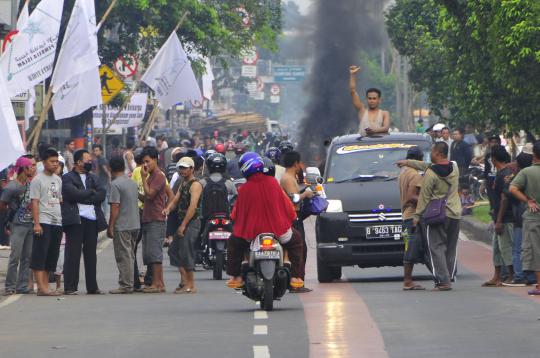 Warga Buaran blokir Jalan Gusti Ngurah Rai dengan truk