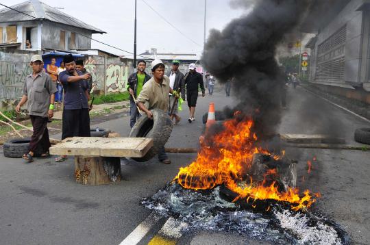 Warga Buaran blokir Jalan Gusti Ngurah Rai dengan truk