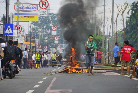 Warga Buaran blokir Jalan Gusti Ngurah Rai dengan truk