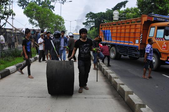 Warga Buaran blokir Jalan Gusti Ngurah Rai dengan truk