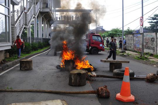 Warga Buaran blokir Jalan Gusti Ngurah Rai dengan truk