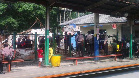 Puluhan pedagang Stasiun Cawang pasrah lapaknya dibongkar