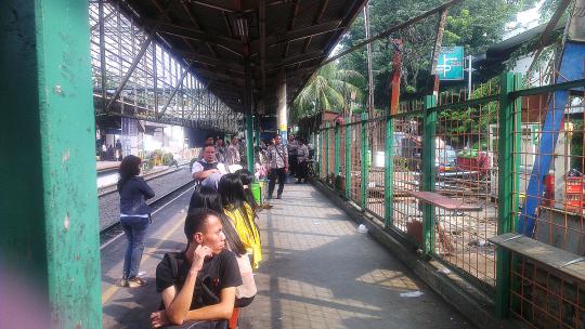 Puluhan pedagang Stasiun Cawang pasrah lapaknya dibongkar