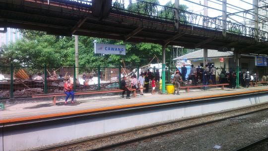 Puluhan pedagang Stasiun Cawang pasrah lapaknya dibongkar