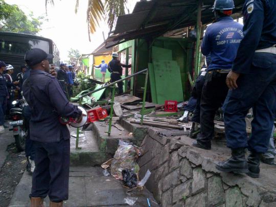 Puluhan pedagang Stasiun Cawang pasrah lapaknya dibongkar