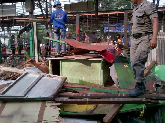 Puluhan pedagang Stasiun Cawang pasrah lapaknya dibongkar