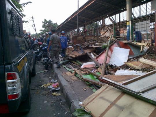 Puluhan pedagang Stasiun Cawang pasrah lapaknya dibongkar