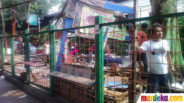 Foto : Puluhan pedagang Stasiun Cawang pasrah lapaknya dibongkar| merdeka.com