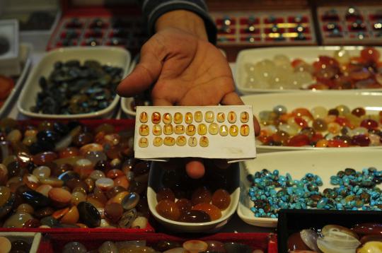 Berburu batu cincin di Pasar Rawa Bening