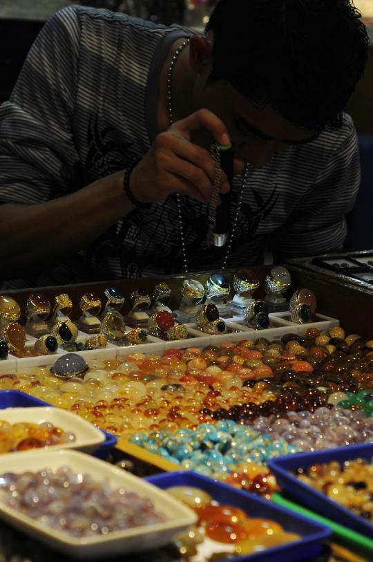 Berburu batu cincin di Pasar Rawa Bening
