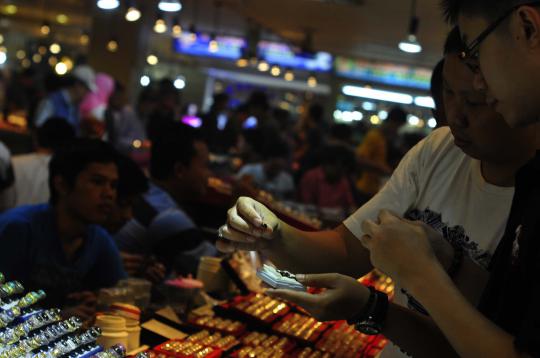 Berburu batu cincin di Pasar Rawa Bening