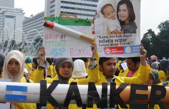 Puluhan mahasiswa demo anti-rokok di Bundaran HI