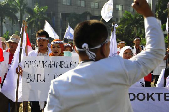 Puluhan dokter demo tolak politisasi