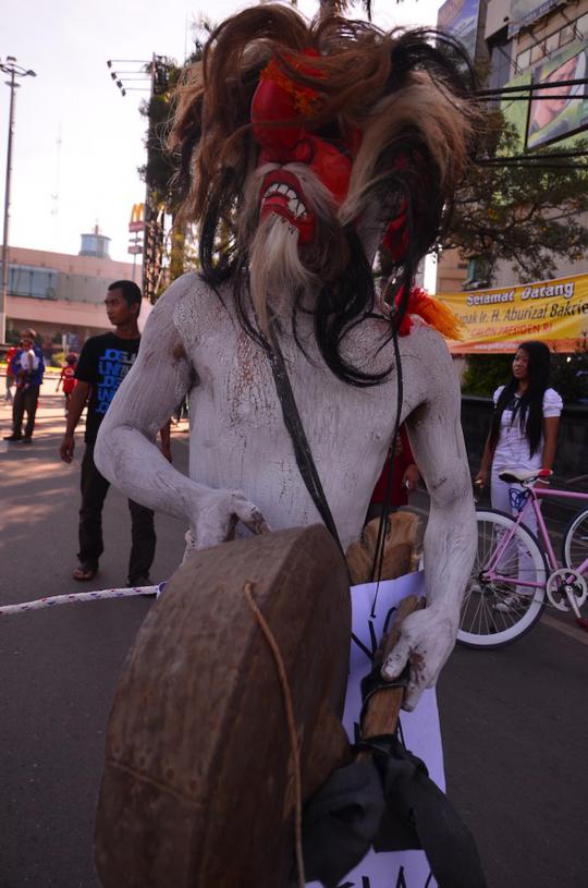 Aksi teatrikal seniman Jepara kritik kegagalan Bibit Waluyo