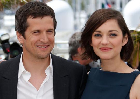 Senyum manis Marion Cotillard