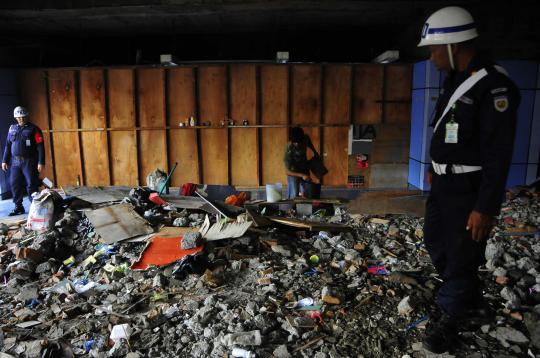 Puluhan kios di Stasiun Juanda dibongkar petugas PT KAI