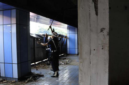 Puluhan kios di Stasiun Juanda dibongkar petugas PT KAI