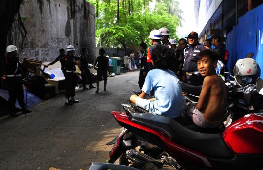 Puluhan kios di Stasiun Juanda dibongkar petugas PT KAI