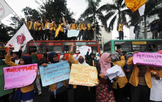 Ratusan mahasiswa demo kasus Century di Bundaran HI