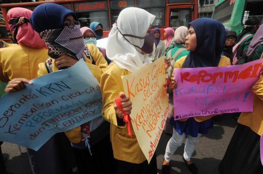 Ratusan mahasiswa demo kasus Century di Bundaran HI