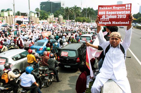 Ribuan demonstran blokir jalan tuntut undang-undang perawat