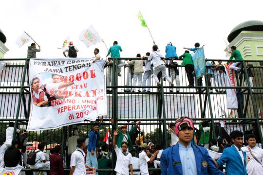 Ribuan demonstran blokir jalan tuntut undang-undang perawat