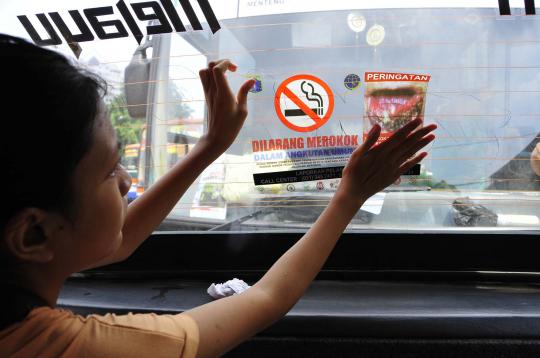 Aktivis gelar kampanye larangan merokok di angkutan umum